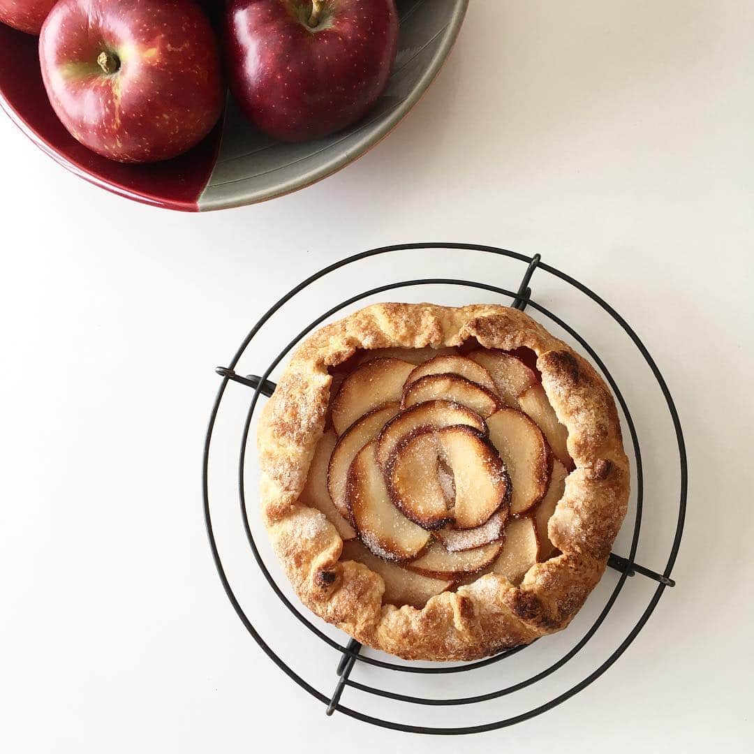 小堀紀代美さんのインスタグラム写真 - (小堀紀代美Instagram)「お料理のレッスンの狭間に今日はお菓子のグループレッスン。実習、型いらずで気軽に作れるりんごのパイを1人1枚作ります🍎  レシピは、「いちばん作りたいお菓子の本」小堀紀代美（マイナビ）に掲載しています。よかったら見てくださいねー。 #likelikekitchen_lesson  #likelikekitchen_lesson_bake」11月4日 10時45分 - likelikekitchen