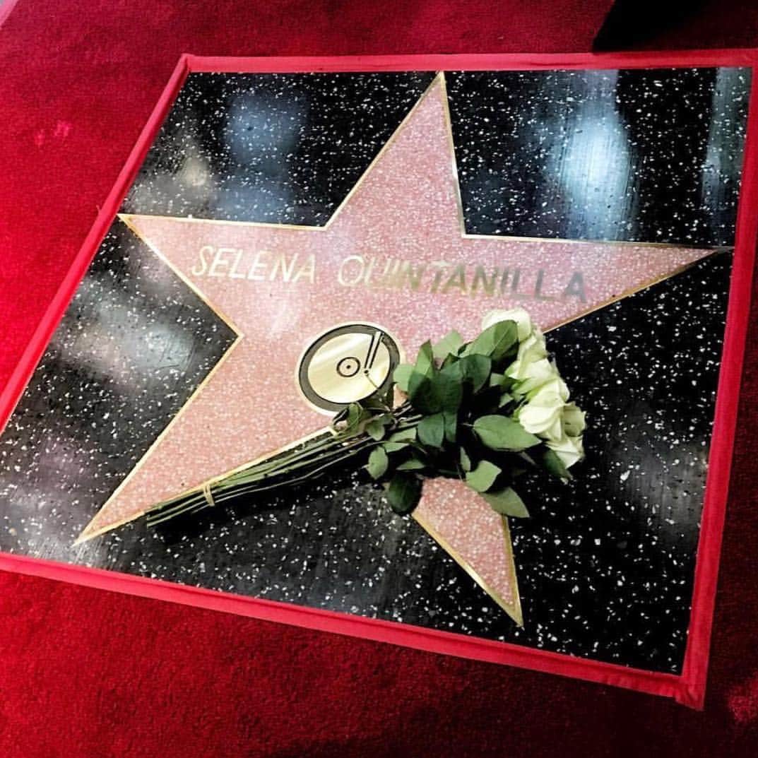 Sarah Mundoさんのインスタグラム写真 - (Sarah MundoInstagram)「Was an amazing event to see the reveal of Selena's star on Hollywood. #2622. #latinos #selenaquintanilla #hollywood #star」11月4日 11時54分 - sarah_mundo