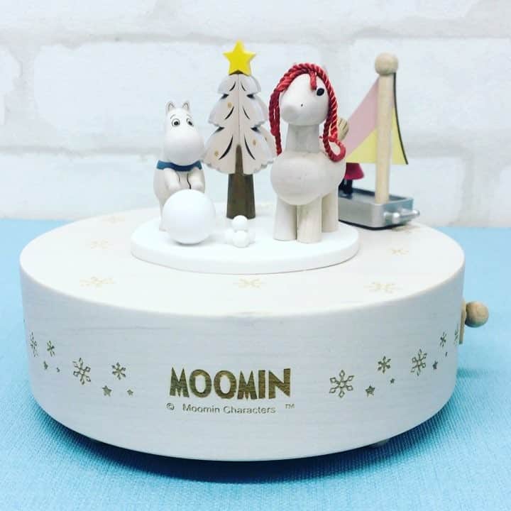 のインスタグラム：「クリスマスのインテリアや、クリスマスプレゼントにもぴったりのオルゴール🎶  見ているだけで癒されます✨  #ムーミン公式オンラインショップ  #ムーミン #ムーミングッズ #moomin #muumi #オルゴール #木製オルゴール  #クリスマスプレゼント」