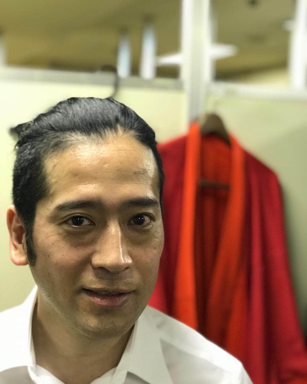川島明のインスタグラム：「ピース又吉くん  #裏切るのが楽しみすぎてもう顔に出てしまってる家臣 #子供人気はすごいのに保護者からうちの子に近づかないで下さいと言われてる町内の人 #久しぶりに実家帰った時にも変わらずやってる深夜のコンビニバイトの人 #ヨガにハマってから様子がおかしくなった親友 #普段おとなしいのにツイッターで毎分つぶやいてるタイプの人 #昨日助けてもらったトカゲです #日本で流行ってると思ってまだソンナノカンケーネーばっかり言ってるタイのお土産屋の店員 #男もひくレベルの下ネタを言う奴  #文学すらお笑いに昇華させた孤高の芸人」