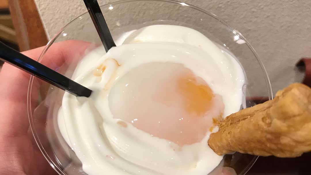 高橋麻美さんのインスタグラム写真 - (高橋麻美Instagram)「定山渓にある温玉塩ソフト✨ アイスクリームの上に温泉卵って…😨て思ってたら めちゃ美味しかった😍  中に入ってるカラメルと良く混ぜて食べると合う💕  #Jozankei #onsen #spa #hokkaido #icecream #egg #hotsprings」11月4日 13時18分 - charmy421