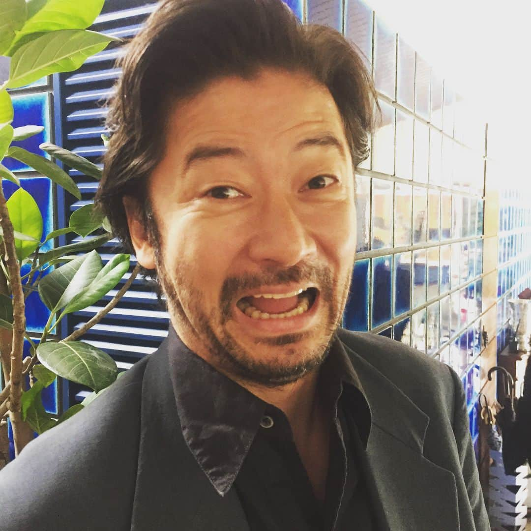 板谷由夏 さんのインスタグラム写真 - (板谷由夏 Instagram)「この足元はこの人。 演じるキャラクターを 靴下のだらしない履き方にまで、忍ばせてます笑笑」11月4日 16時23分 - yukaitaya