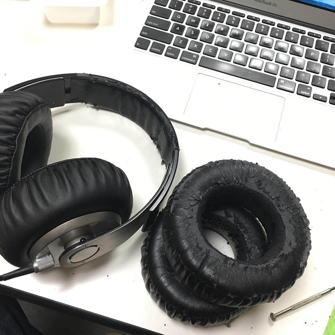 森田繁のインスタグラム：「経年劣化でボロボロになり、この数年悩みの種だったソニーのMDR-XB700のイヤーパッド。Amazonで中国のノンブランド品を取り寄せて交換しすっきり。もっと早くやっておけばよかった！」