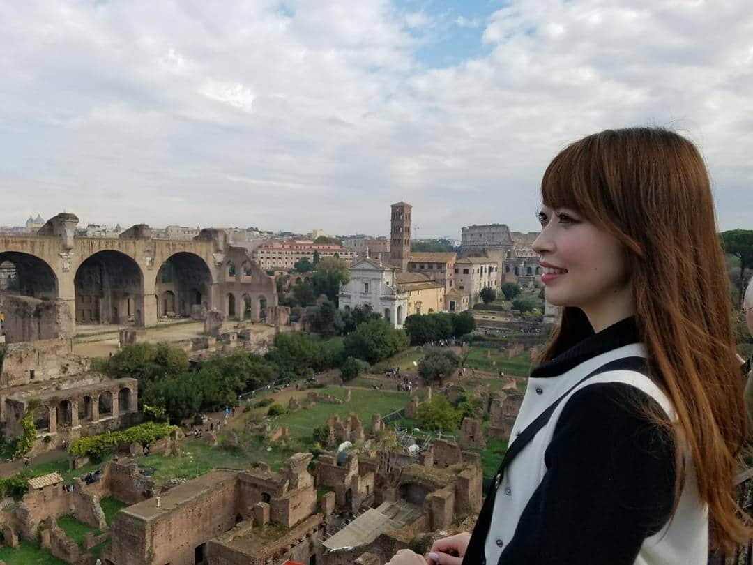 三浦真理子さんのインスタグラム写真 - (三浦真理子Instagram)「4泊6日で#イタリア #ローマ 建国の地 #パラティーノの丘 #散策 #イタリア旅行 🇮🇹 #眺め最高 #景色 #綺麗 #インスタ映え #ジブリの世界 #神秘的 #社員旅行2017 #italia #roma #palatium #hill #beautiful ✨ #スワイプしてね #followplease #followme 🎵」11月4日 18時03分 - marigram.22