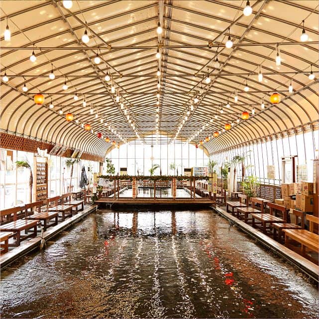 ルミネ北千住さんのインスタグラム写真 - (ルミネ北千住Instagram)「【 #JIMOTO_Wonder 】秋はもっと自由で楽しいわたし . #Kitasenju_navi . ◆SPOT 03 #スーパーフィッシング足立 . 地元の釣り好きが集う、屋内釣り堀「 #スーパーフィッシング足立 」。ここでは、鯉やナマズ、金魚、珍しいチョウザメを釣ることができます。ファミリーやサラリーマン、カップルまで多くの方で賑わっています。釣った魚は、魚の種類や大きさによってポイントに還元され、お菓子やおもちゃと交換できます。バッティングセンターやゲームコーナーが隣接しているので、お子さまと一緒でも安心です。 . <基本情報> [住所] 足立区千住関屋町19-1 [電話番号] 03-3882-2770 [営業時間]  平日：12:00〜23:00 土曜・日曜・祝日：10:00〜23:00 [利用料金] ●すわり池・ミニ池 ※釣竿一本につき 1時間：¥1,080(税込) 2時間：¥1,620(税込) フリータイム：¥2,160(税込) ※フリータイムは土曜・日曜・祝日は18:00までご利用いただけません。 ●金魚すくい 1回：¥320(税込) 2回：¥540(税込) ●延長料金 15分毎：¥200(税込) [定休日] 無休 .」11月4日 19時06分 - lumine_kitasenju