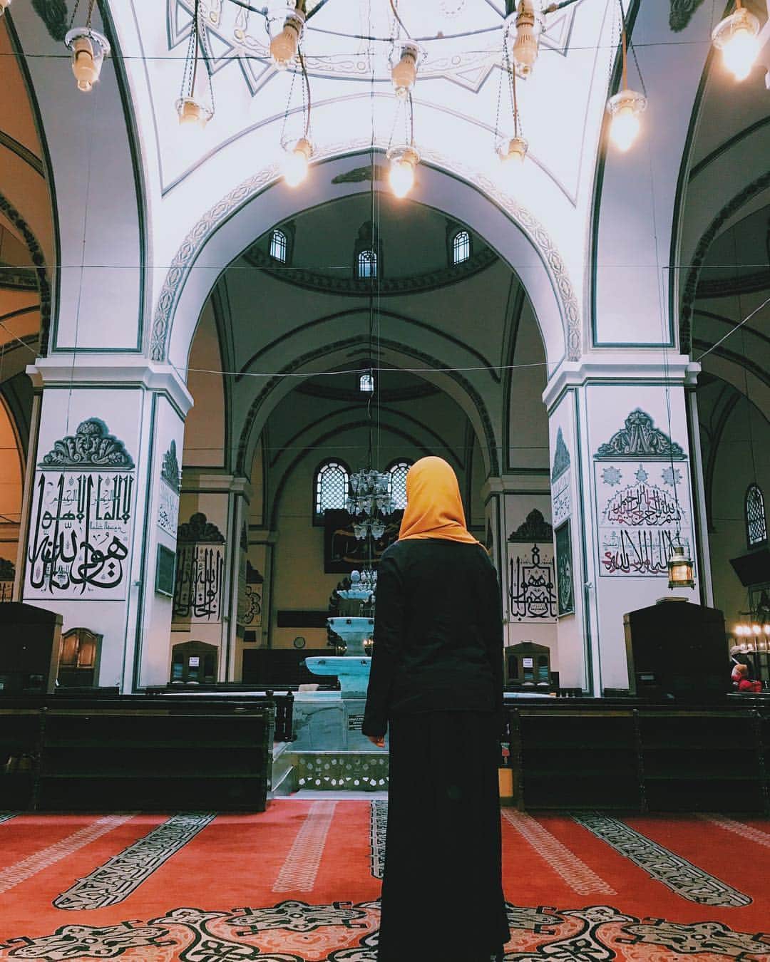 Risa Mizunoのインスタグラム：「Yes it's 🇹🇷❤️ Dear sisters in Turkey, thank you so much for your kind comments and messages to welcome us 😘 We will travel across the country for a week! Yesterday we visited Grand Mosque in Bursa and learned part of the history in Islam here. Alhamdulillah✨  #japanesemuslim #muslim #muslimah #japanese #japan #tokyo #malaysia #muslimahtokyo #travel #travelblogger #travelgram #travellover #travellife #hijab #tudung #turkey #istanbul #bursa #日本人ムスリム #日本 #東京 #マレーシア #国際結婚 #🇲🇾 #❤️ #🇯🇵 #トルコ #🇹🇷」