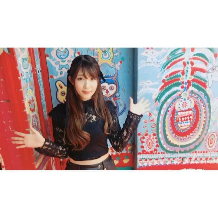 れみぱんのインスタグラム：「台湾楽しかった🙆🏻虹の村🌈1番行きたかったとこ✨テンションあがりすぎて謎の動き🕴🏻 来週も暖かいとこ旅行行く🙆🏻❤️ 寒いの本当に無理勘弁してくれ🤦🏻‍♀️❄️ : #台湾 #旅行 #虹の村 #台中 #フォトジェニック #かわいい #おすすめ #行ってみて #落書きアート #taiwan #movie #travel #trip #colorful #awesome #art #followme」