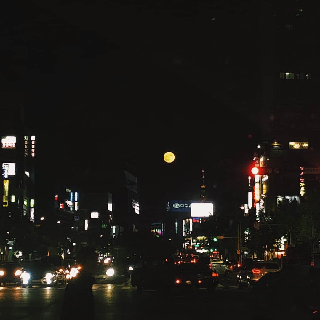 ソン・ファミンさんのインスタグラム写真 - (ソン・ファミンInstagram)「- 달이 너무 예뻐서 용달아저씨도 나도 사진을 찍었다 📸」11月4日 20時45分 - hwa.min