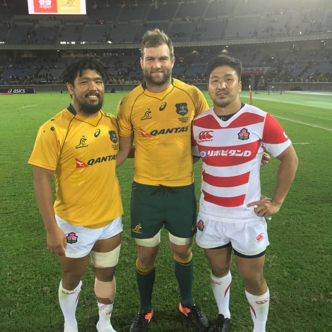 布巻峻介のインスタグラム：「vs wallabies 30-63  結果は残念でしたが、たくさんの応援の中最高の相手と試合できて幸せでした！  応援ありがとうございました！  試合後ファンの方と触れ合うこと出来なかったのが申し訳なかったです。（悔しくて皆すぐ帰ったわけではないので！笑）  写真はパナソニックで一緒にプレーしたドギーです！  Congratulations 50cap @benmccalman88  まだまだ試合続くので頑張ります！！ #oneteam」