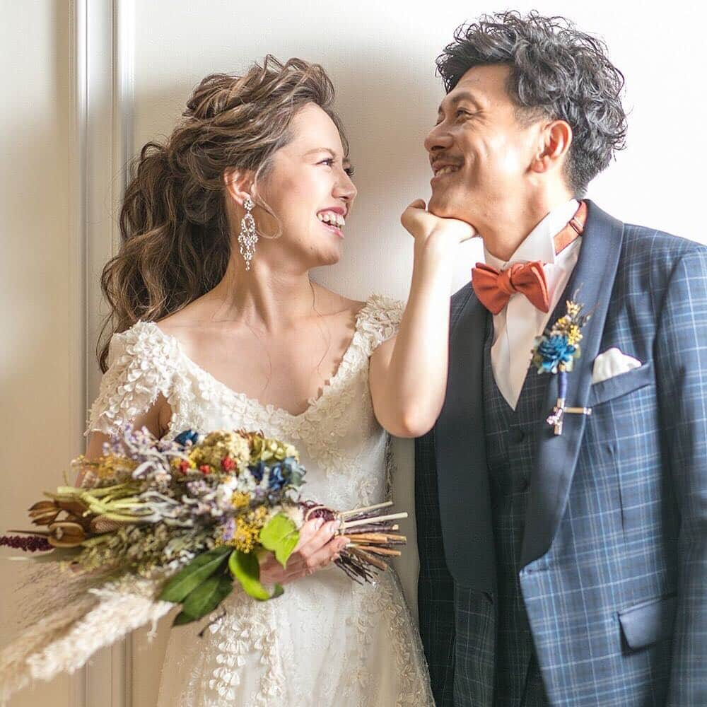 VOW_weddingのインスタグラム：「仲の良さが垣間見えるワンショット💑」