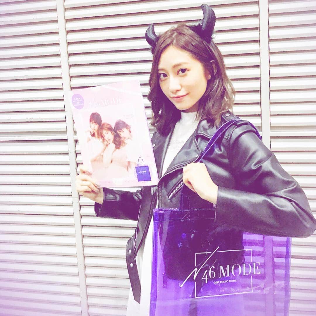 乃木坂46のインスタグラム：「本日の京都 個別握手会でドーム限定版GETしていただけましたか？💜紫のトートバッグは暗闇で光る蓄光ロゴがポイント✨ 桜井玲香さんのドームに向けてのメッセージもお見逃しなく👀  #N46MODE  #乃木坂46 #桜井玲香」
