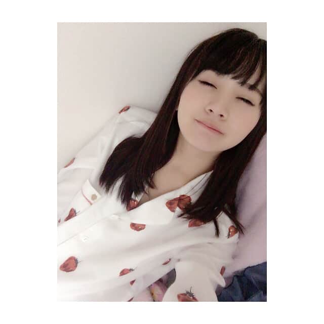 浜田翔子さんのインスタグラム写真 - (浜田翔子Instagram)「🍓 パジャマ 🍇🐤 パジャマが好き。大好きなトーク番組にけつがまさかのパジャマ着てのトーク可愛いかった。 #gelatopique  #strawberry #roomwear #15周年 パジャマ🍓」11月5日 0時30分 - shoko_hamada