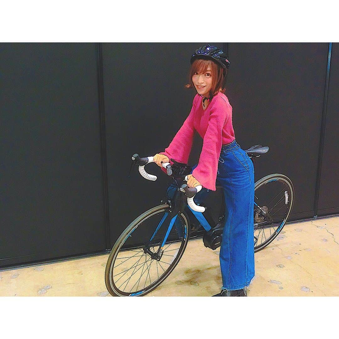 和希詩織さんのインスタグラム写真 - (和希詩織Instagram)「🚲🚲🚲❤️ . ４枚写真見てね👀👉👉👉📷 . サイクルモード インターナショナル2017試乗イベントに行ってきたよ🚲🙋💞 デイリーなチャリ乗りとしては トキメキがいっぱい😆❤️ . シマノSTEPSが搭載されている 電動アシストスポーツバイクの 電動のバッテリーが小さくて スタイリッシュでカッコよい👏❤️ . 我が愛車も可愛いが 電動にとても心なびいている😇💞笑 . . @shimano_cycling_japan  #サイクルモード #Eバイクスポーツバイク #シマノSTEPS  #PR  #チャリ#自転車女子 #電動自転車 #電動自転車デビュー #チャリンコ #インフルエンサー#🚲」11月5日 0時30分 - kazukishiori