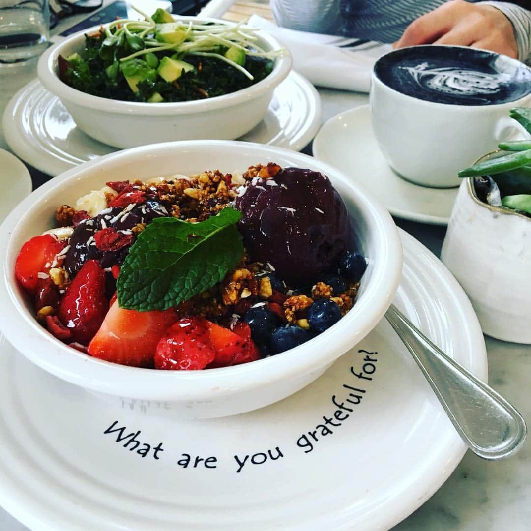 のインスタグラム：「#acaibowl #cafe #cafegraditude #losangeles #LA #activatedcharcoal #latte #tencarat #テンカラット」