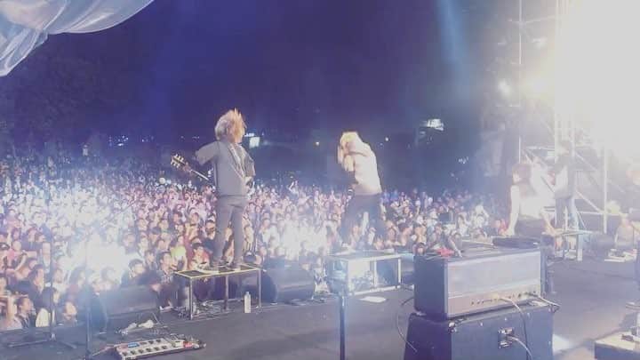 ELSAのインスタグラム：「ROCK IN TAICHUNG最高ありがとう！ 夜市を歩いていると『さっきライブ観たよ！』って台湾の方がたくさん声かけてくれて。嬉しいね✌︎また来年も台湾でライブしたいぜ🕺  #jealkb #rockintaichung #唱秋十年 #台湾 #台中」