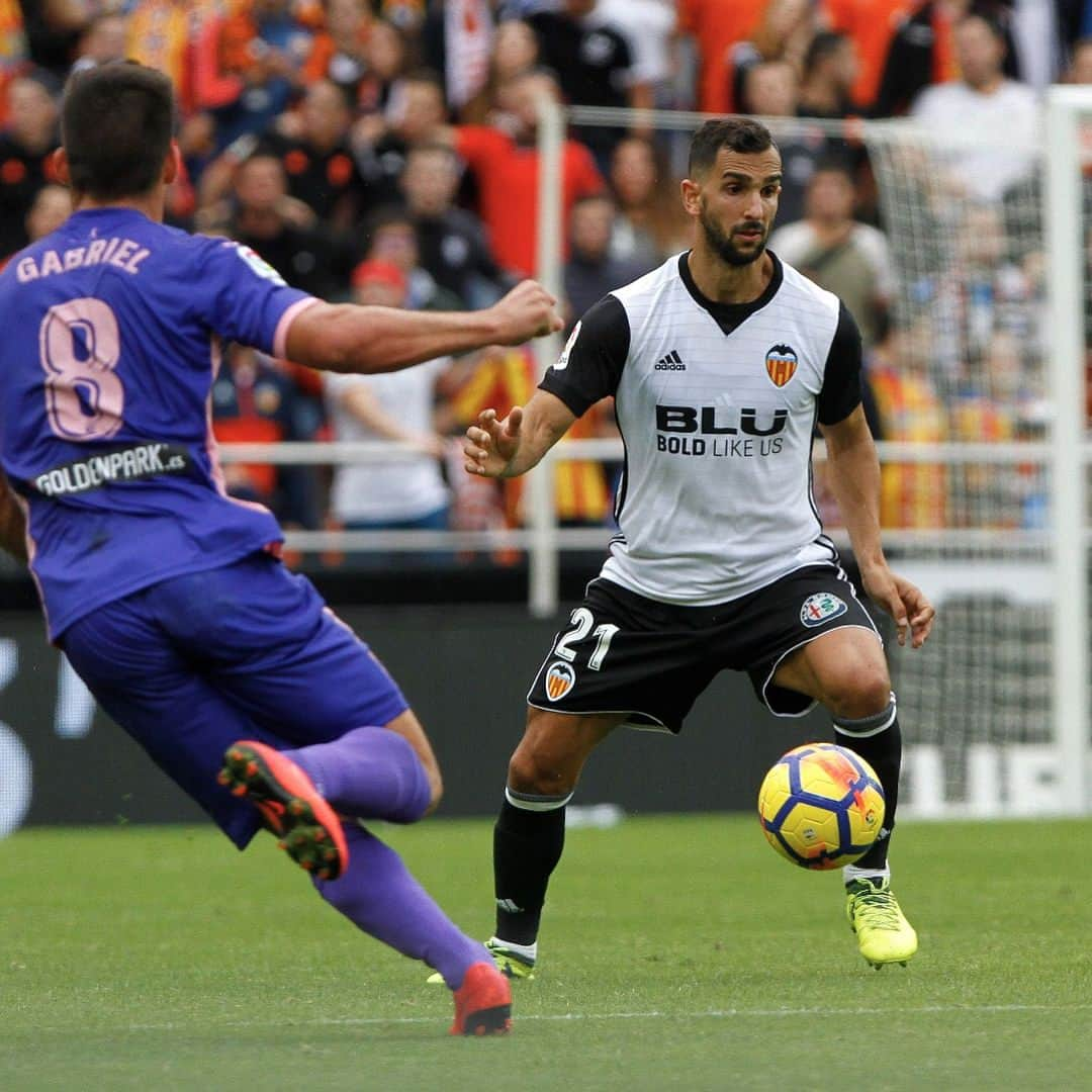 マルティン・モントヤのインスタグラム：「Victoria importante! Seguimos sumando! Mestalla🔥🔥 Afición 🔝🔝! #amunt #valenciacf #mestalla #equipo 🦇」