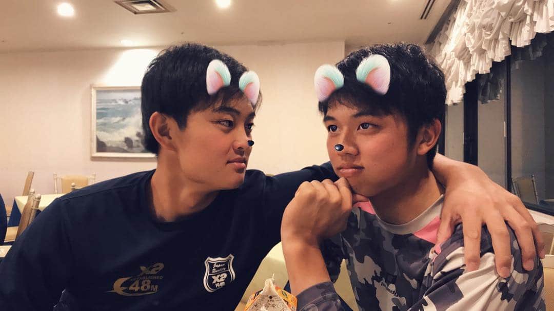秋山拓巳のインスタグラム：「#望月惇志#才木浩人#これこそ先輩の力#20歳と明後日で19歳#若いからスナチャOK#もっちー先輩感出してる#高卒は後輩できると嬉しい#てか2人とも150㌔超えるやん#才木若者感出てる#若者言うてる俺おっさんなのか#休み前やけどホテルでゆっくり#第2クールも頑張ります#この三連休ファンの人多かったなあ#ありがとうございます#ってもっちーが言うてます#せっかくのキャンプやし普段登場しない人シリーズで#梅お願いしますはNGで#あいつ浮かれるから#笑」