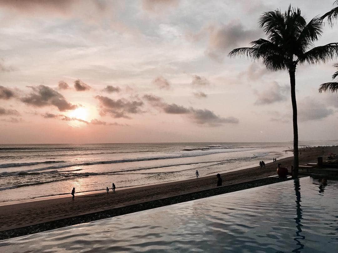 梯真奈美さんのインスタグラム写真 - (梯真奈美Instagram)「feel the sea …🕊️🐚✨ . . #bali #indonesia #instagood #sea #sunset #inspiration #beautiful #beach」11月5日 17時16分 - official_manami