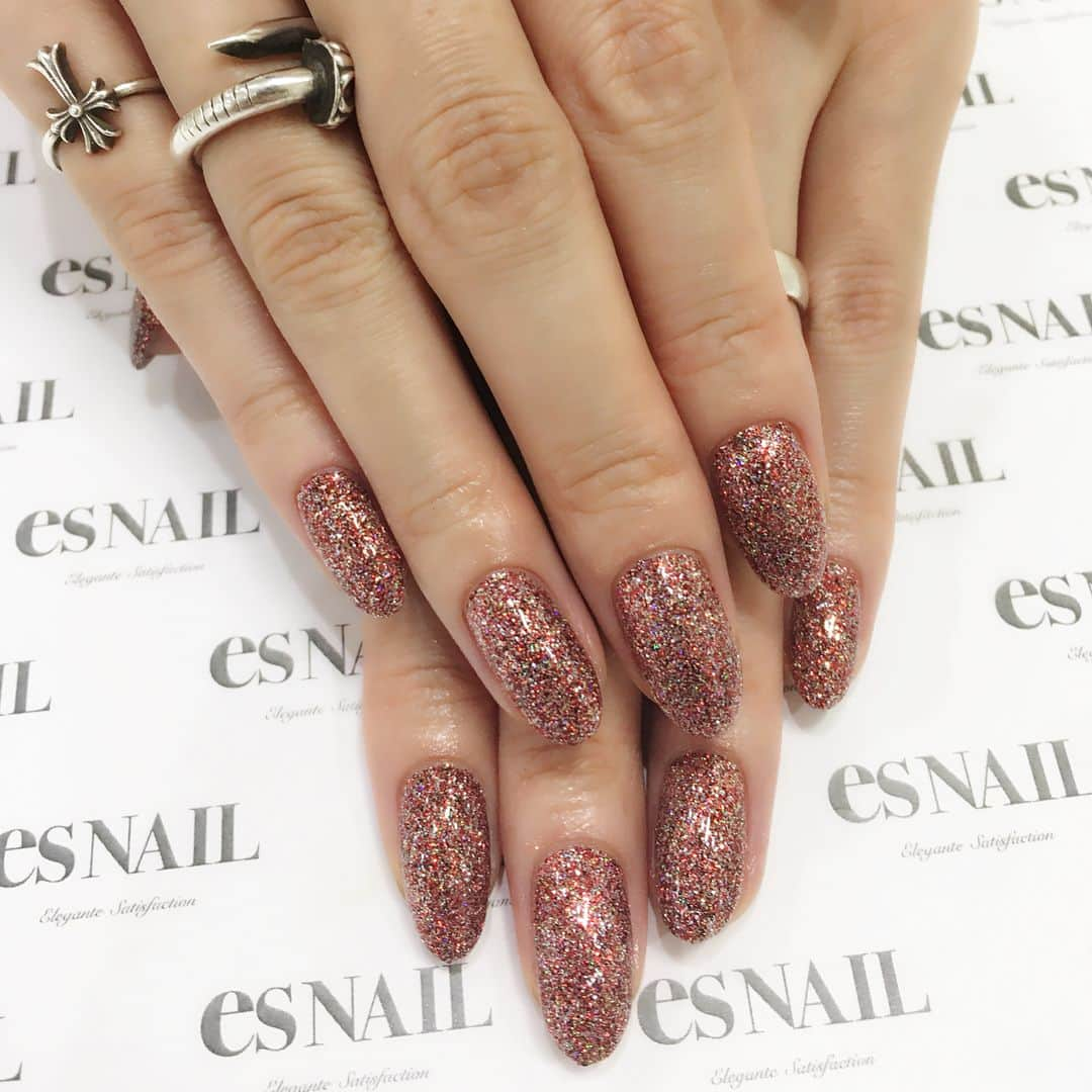 留奥麻依子さんのインスタグラム写真 - (留奥麻依子Instagram)「#esNAIL . これぞ秋カラー💅🏻🍁 今回は深めの赤を混ぜたブラウンカラーにしました❣️ 自分でも私っぽいなーって思ったり😊✨ 前回のグリッターネイルも載せてなかったから一緒にアップしておきます🙌🏻 こちらも赤のラメをメインに何色か混ぜて作ってもらいました🎆✨ . #esNAIL渋谷店 03-5766-7780」11月5日 17時35分 - _emu0205_