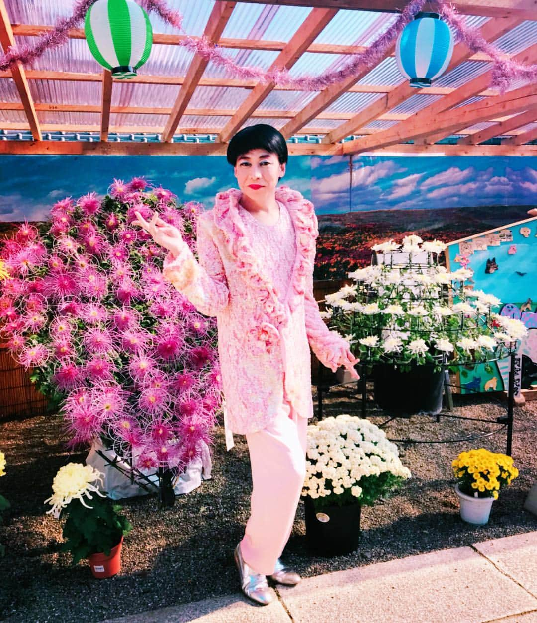 美川憲二さんのインスタグラム写真 - (美川憲二Instagram)「菊まつりよ〜🌼🌼🌼☺️✨✨✨✨✨💕💕💕💕💕 今日は  茨城県 一乗院 毘沙門堂 菊まつり  美川憲二ショーでおまんちた😙🎶🎶⛩🌼🌼🌼🌼 #美川憲二 #ものまね #一乗院  #那珂市  #毘沙門天  #日本一 #菊まつり  #綺麗なお花  #love  #ものまねショー #無事終了  #ピンクの衣装  #お花に負けないように #おほほほほ」11月5日 18時01分 - mikawakenji