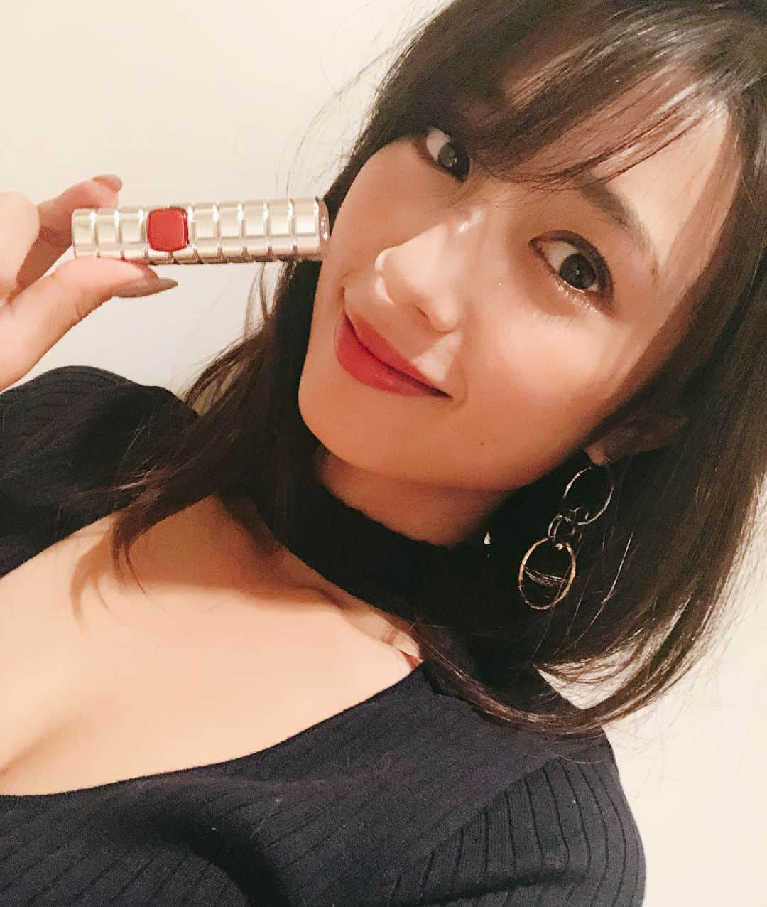 広瀬未花さんのインスタグラム写真 - (広瀬未花Instagram)「ロレアル パリから新発売の 《L'OREAL PARIS SHINE ON LIP》 とろけるような艶感とテクスチャーで、発色もよくて優秀。 ・ 全8色あるのですが、中でも #911 モーヴインテンシティがお気に入り。 発色の良い華やかななピンクで、濃すぎないので普段使いしやすいかな。 逆にONしたいときは、#907 バーガンディークレーズ がおススメ。 バーガンディーで秋色リップメイクに仕上がるし、一気にドレッシーになりますね💋 ・ この秋冬はリップの色味も、普段あまりつけない色もつけてみようかな❤️ そして、ボブにしたい笑。 ・  #LOREALPARIS #ロレアルパリ #シャインオンリップ #勝負リップ #PR #リップ #メイク #艶感 #ピンク #バーガンディ」11月5日 11時12分 - micahirose