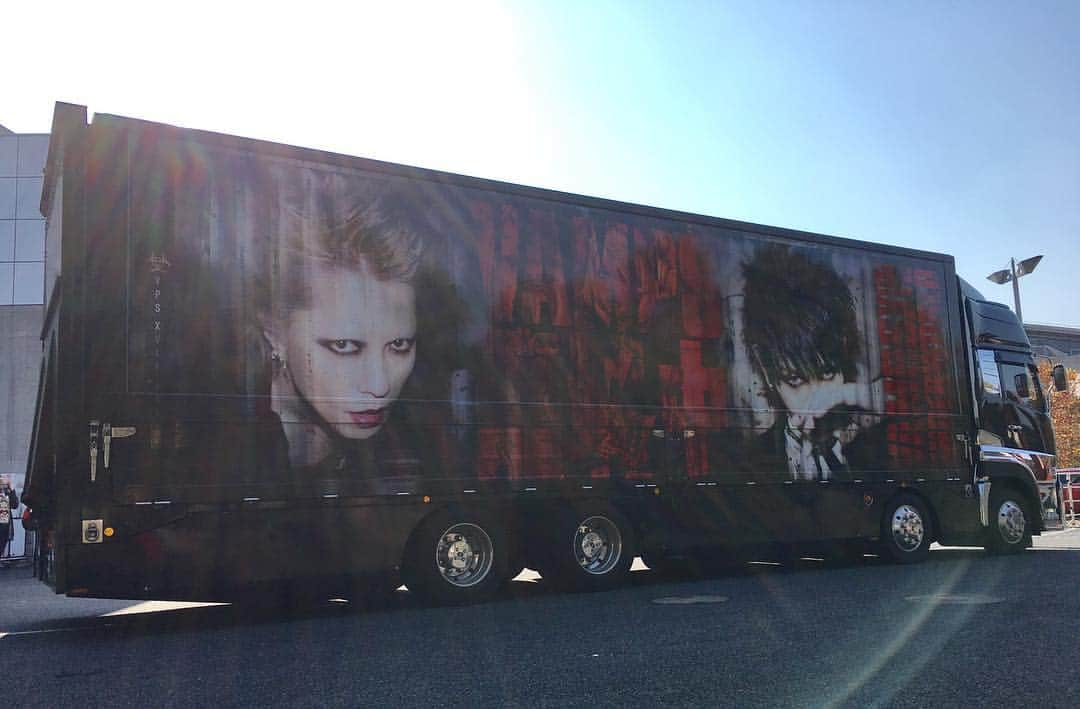 VAMPSのインスタグラム：「Today we’re at Makuhari Messe Event Hall!  It’s the final day of our tour and your last chance to see the tour truck! It’s located next to the merchandise stand, so go ahead and take a final photo to remember it by! . 本日、幕張メッセ イベントホール公演! 6月から始まったツアーもとうとう今日が最終日...! ツアトラも今日で見納めです。グッズ売り場そばにありますのでぜひ記念撮影してくださいね! #vamps2017 #underworld」