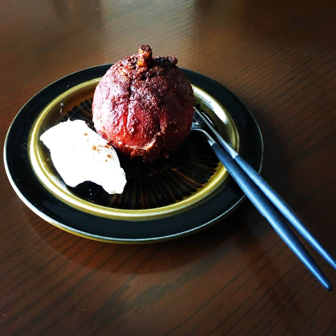 志摩有子さんのインスタグラム写真 - (志摩有子Instagram)「おやつにまーこさまお手製の焼きリンゴ🍎洋酒の染み込んだレーズンがたっぷり。マスカルポーネを添えて。秋を満喫。 #APOC #焼きリンゴ #林檎 #apple #bakedapple」11月5日 15時57分 - ariko418