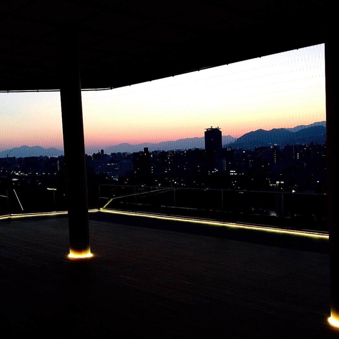 花田茉子さんのインスタグラム写真 - (花田茉子Instagram)「夕方のおりづるタワー、、綺麗過ぎ、、 ・ ・ ・ 床は少しライトアップされます。 昼と夜の違いが本当に素敵🙇‍♀️💕 ・ ・ #おりづるタワー #広島観光 #今日も美くしゅうございました #wsp広島 #WSP #ウェルストンプロモーション」11月5日 19時27分 - makohanada_0719