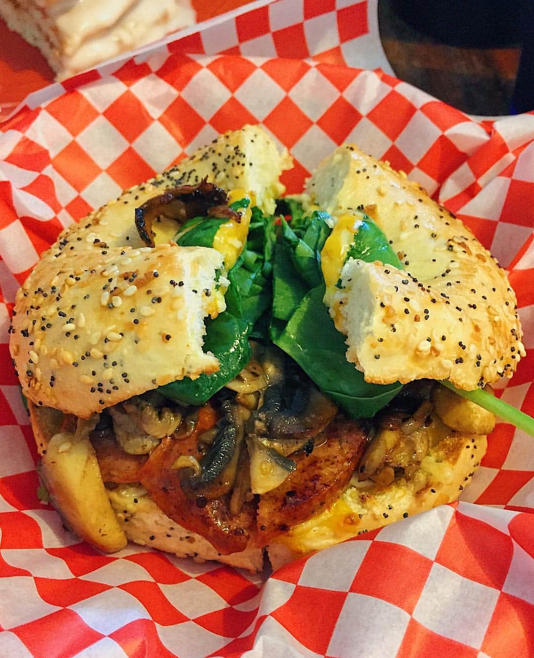 シャウラさんのインスタグラム写真 - (シャウラInstagram)「My go to breakfast bagel in Hawaii👌🏻 Onion bagel with cheese, spinach, Portuguese sausage, and mushrooms. ハワイに帰ると絶対一回は行く。ここのパンケーキもうまうまです。 #honolulu #hawaii #foodporn #foodie #bagel #sandwich #ハワイ」11月5日 19時40分 - shaula_vogue