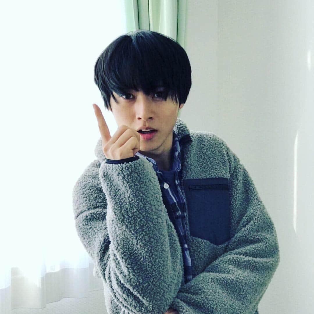 TBS「陸王」のインスタグラム：「‪⏰あと１時間⏰‬ ‪👟第３話放送までまもなく…👟‬ ‪宮沢家の大地が１時間前をお知らせ致します🏃‬ ‪#陸王 #tbs #池井戸潤‬ ‪#山﨑賢人 #肘当てで１時間をお知らせ🕘‬ ‪※８日の行田エキストラ募集中です🙆‍♂️‬」