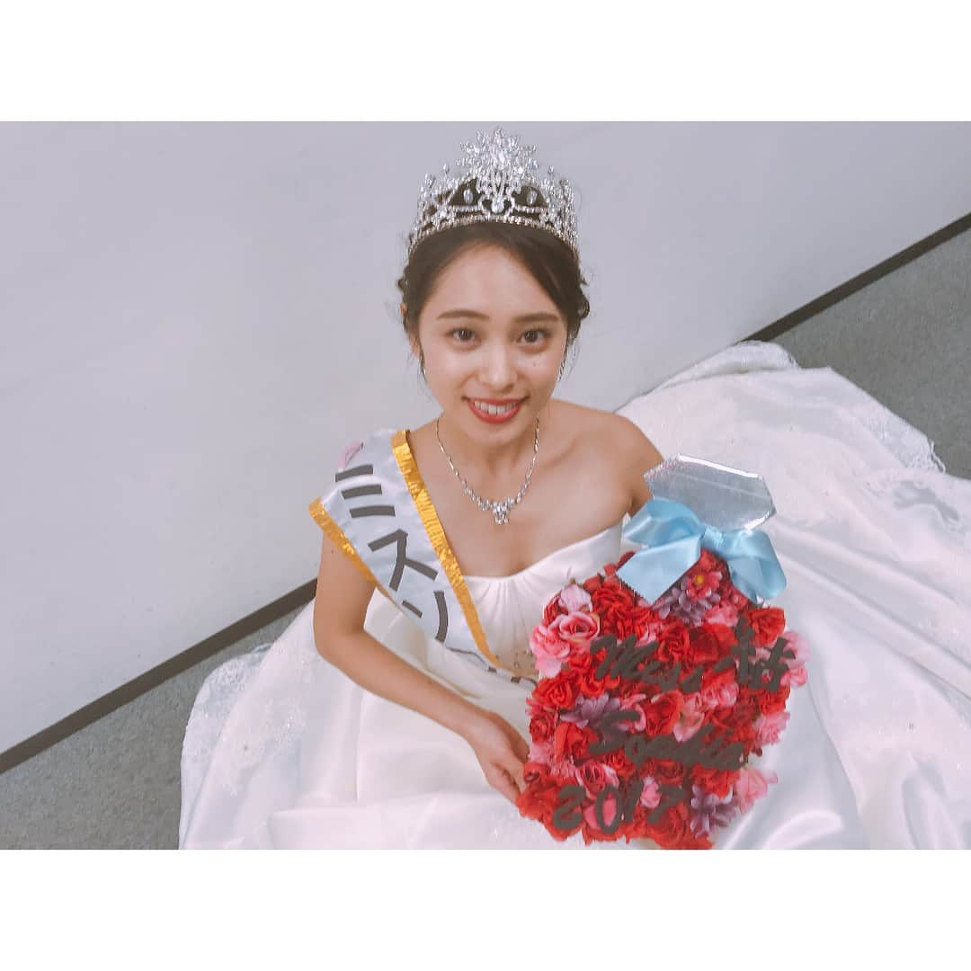 内田侑希のインスタグラム：「[ありがとうございました！]インスタグラムでのご報告が少し遅くなってしまったのですが、昨日のコンテストでミスソフィアに選んでいただきました。 * あのような素敵な舞台に立つことができたのは、応援してくださってみなさんのおかげです。この半年間辛い時もありましたが、「頑張って！応援してます！いつも元気をもらっています」というようなメッセージをいただく度に、あと少し、もう少し頑張ろうという気持ちになることができました。DMにはお返事することとができないので、受験のご相談や応援のメッセージなどに答えることができず本当にじれったかったです…😭元気が無くなってしまった時は、応援メッセージやコメントを見て元気づけられ、もう一度自分を奮い立たせることができました。 * 自己PRではフラダンスを披露させていただいたのですが、コンテストをきっかけに始め、完璧とは言えない演技だったと思います。でも、すごく、すごく、楽しかったです！！フリを忘れたらどうしよう…とか、楽器が壊れたらどうしよう…なんていう不安は、この楽しさで一気に吹き飛びました！！笑 「緊張に負けずにお客さんと一緒にステージを楽しむ」という目標が達成できたのではないかと思ってます！ * 昨日コンテストを見に来てくださった方々、見には来れなくても遠くから応援してくださった方々、この半年間応援してくださった全ての方々に感謝します。本当にありがとうございました！！！ * 2017年11月5日 内田侑希 *  #misssophiacontest#上智#ミスコン#ミスソフィア#2017#miss#misssophia#上智大学#内田侑希#上智ミスコンno4」