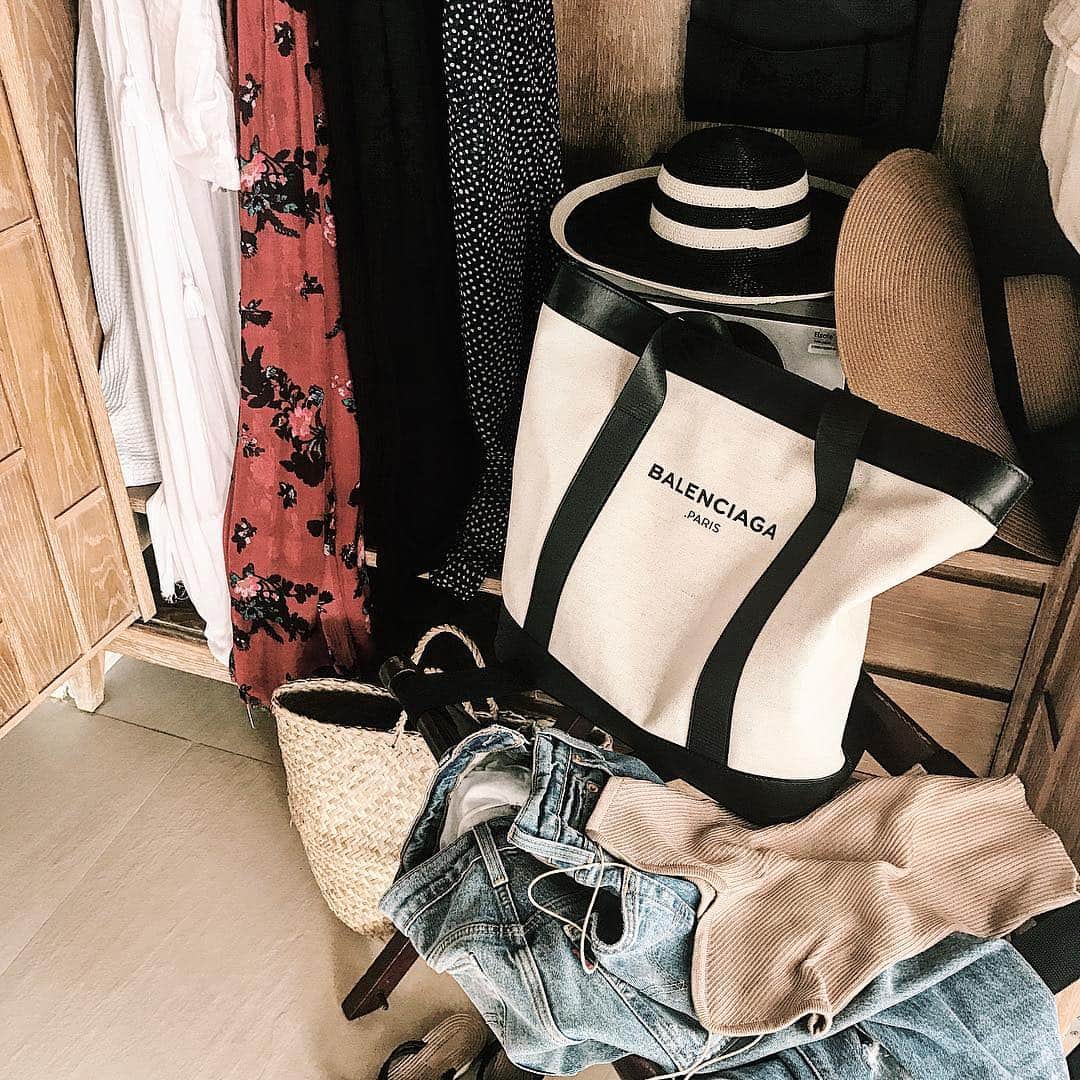 馬場香里（渡部香里）のインスタグラム：「#totebag  旅行にも持っていったトートバッグはメンズのもの。 底がレザーになっていたり、内布がついていたりレディースのものよりもしっかりした作りで👌 荷物もたっぷり入ってお気に入り。 . _ #balenciaga #bag #fashion #love #good #trip #beach」