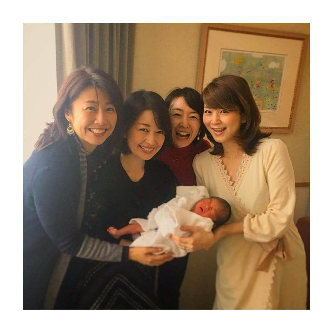 秋元玲奈さんのインスタグラム写真 - (秋元玲奈Instagram)「大好きな先輩後輩がさっそく息子に会いに来てくれました(^^) #息子大興奮で大号泣 #産休中も私の体調を心配して毎週連絡をくれた優しい先輩 #佐々木明子アナウンサー #すっかり敏腕ママの #松丸友紀アナウンサー #もうすぐママデビュー #狩野恵里アナウンサー #テレビ東京アナウンサーズ」11月5日 20時57分 - rena_akimoto