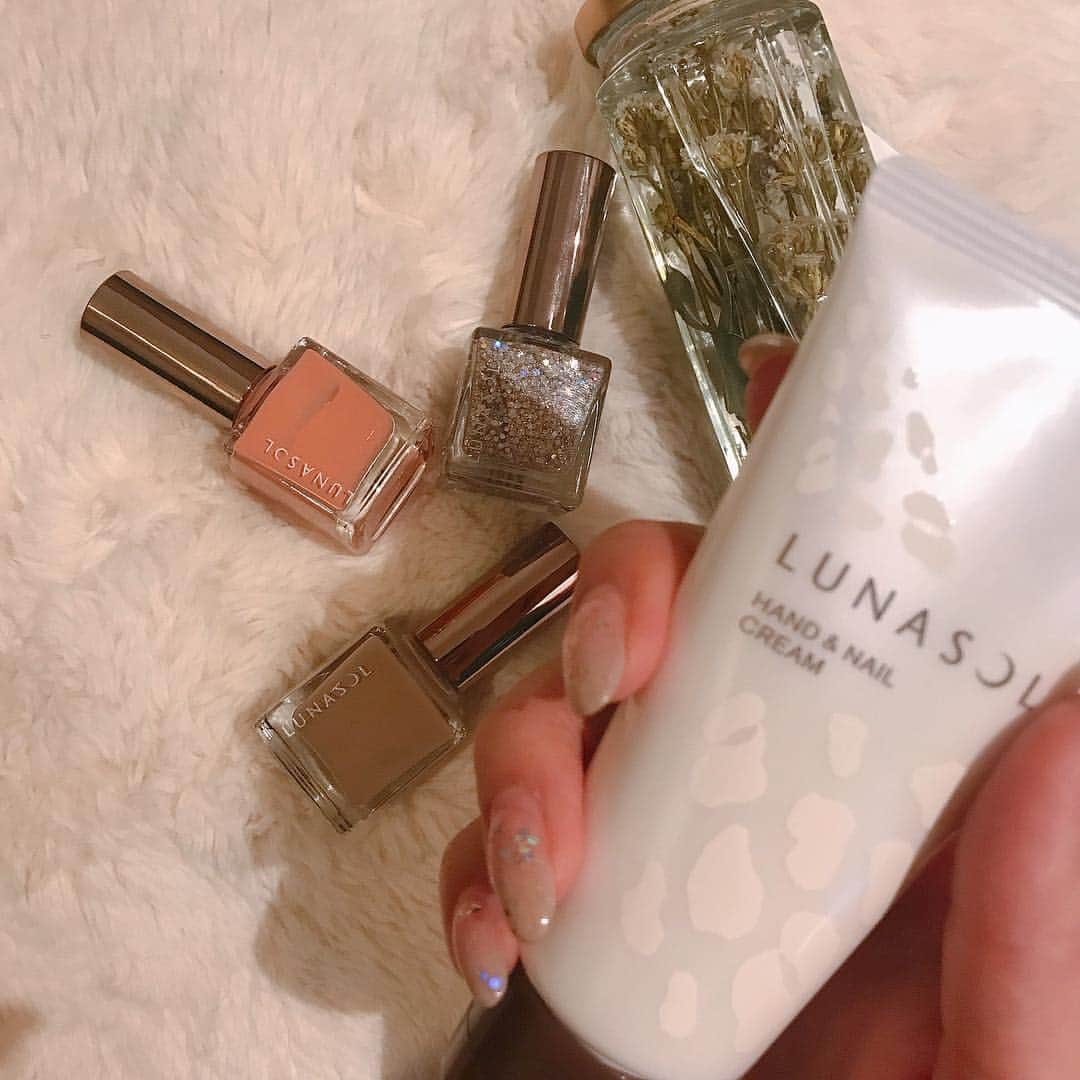 NANAMIさんのインスタグラム写真 - (NANAMIInstagram)「@lunasolofficial  さんからハンドクリームいただきました💓 冬の乾燥する季節の必需品の ハンドクリーム♡ しっかり潤うのにさらっとした肌触りがすごく好き💓 ネイルも#ルナソル のネイル♡ #lunasol #lunasolhandandnailcream #ハンドクリーム」11月5日 21時03分 - nanami023