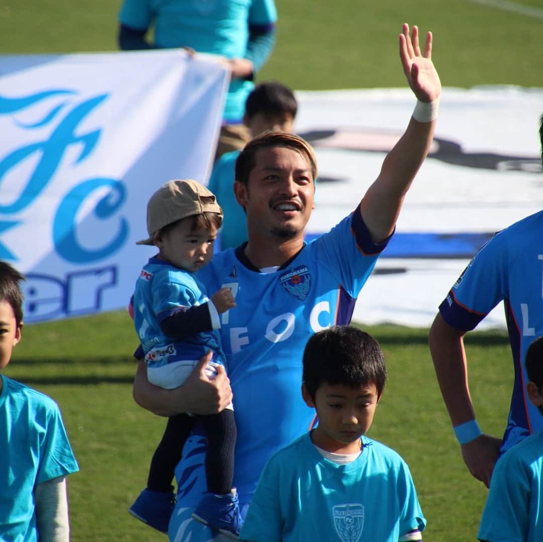 野村直輝のインスタグラム：「Jリーグ通算100試合目でした。 色んな方に感謝です、まだまだまだまだ頑張ります！ スタジアムの雰囲気最高でした😆✌️️ #横浜FC#hamablue #hamapride #soccerjunky #underarmour #野村直輝#7#チビと入場#明治安田生命#池谷直樹#大学の先輩参上#ゴリラポーズ」