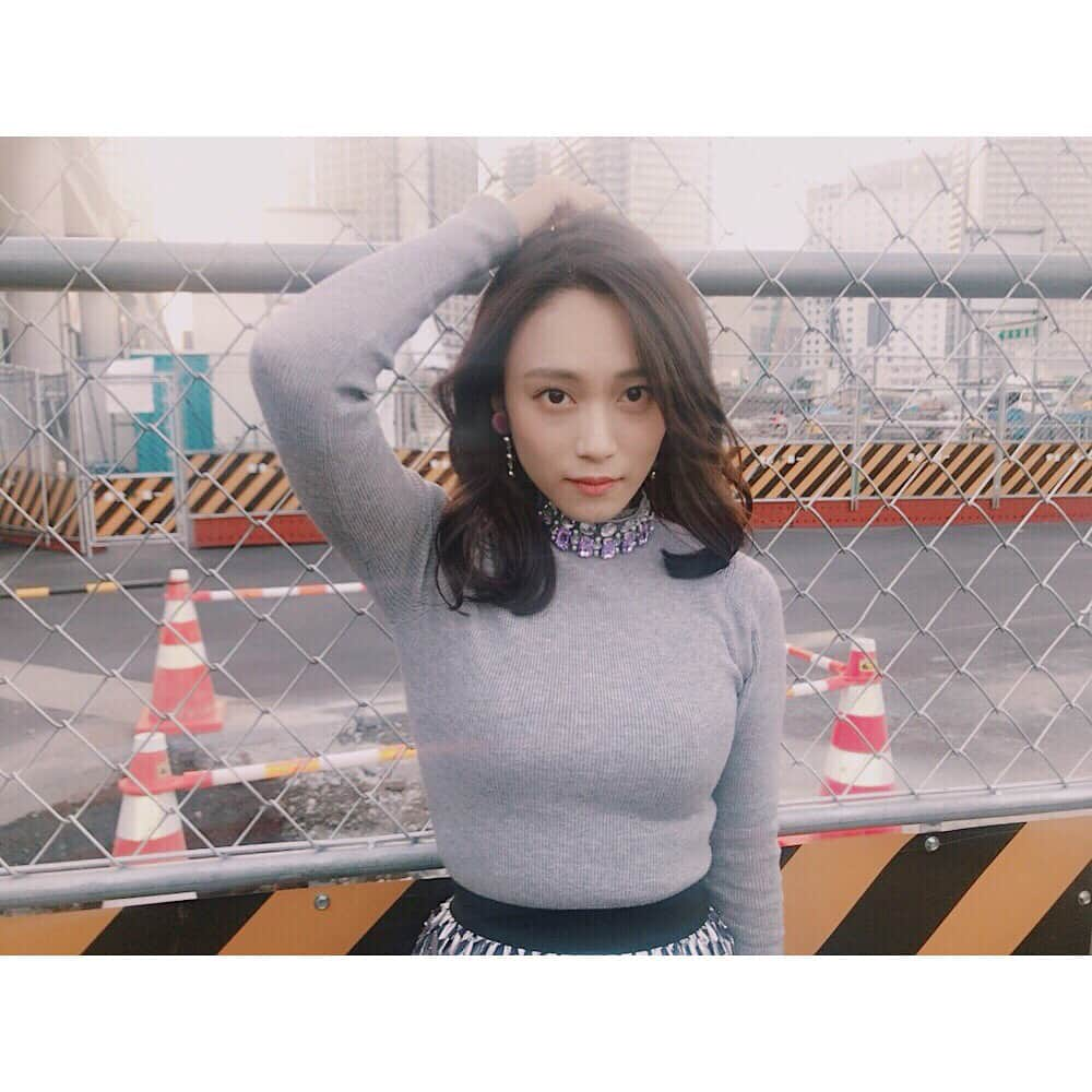 斉藤真木子さんのインスタグラム写真 - (斉藤真木子Instagram)「⛔️ . 今日の私服は昨日と打って変わって ladyをテーマに組んでみました💎 . 首元のビジューが可愛いニットは 中々着ないグレーを選んだよ〜 . 完全に男ウケ狙ってる感じの女子🤦🏻‍♀️❤️笑 . . #makicode #私服 #ootd #redyazel #好きなんだ #パシフィコ横浜」11月5日 22時24分 - saitomakiko628