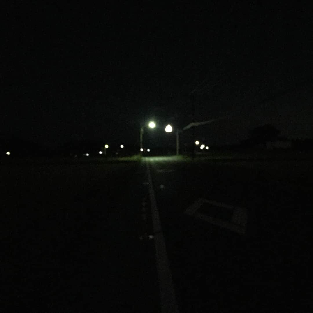 てっぺいさんのインスタグラム写真 - (てっぺいInstagram)「田舎の夜の山道を原付で3時間爆走。寂しすぎる！ 宿の熱い風呂が骨身に染みました！ 窓から見える綺麗な海の夜景。 明日は4時起き！ 何をするんでしょうか！？ 結果は11/23のてっぺーライブで！」11月6日 0時28分 - nice_teppee