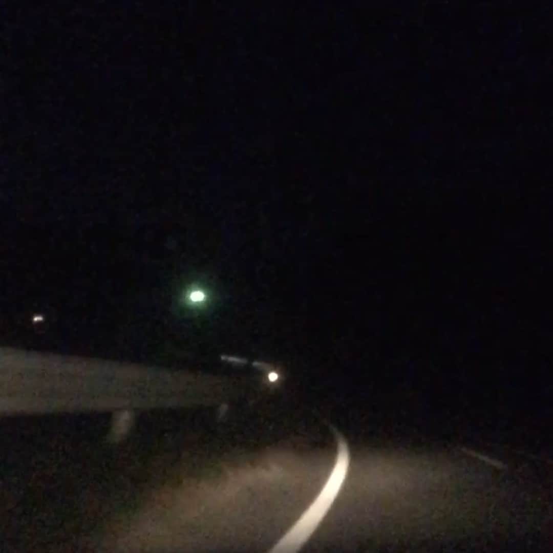 てっぺいさんのインスタグラム写真 - (てっぺいInstagram)「田舎の夜の山道を原付で3時間爆走。寂しすぎる！ 宿の熱い風呂が骨身に染みました！ 窓から見える綺麗な海の夜景。 明日は4時起き！ 何をするんでしょうか！？ 結果は11/23のてっぺーライブで！」11月6日 0時28分 - nice_teppee