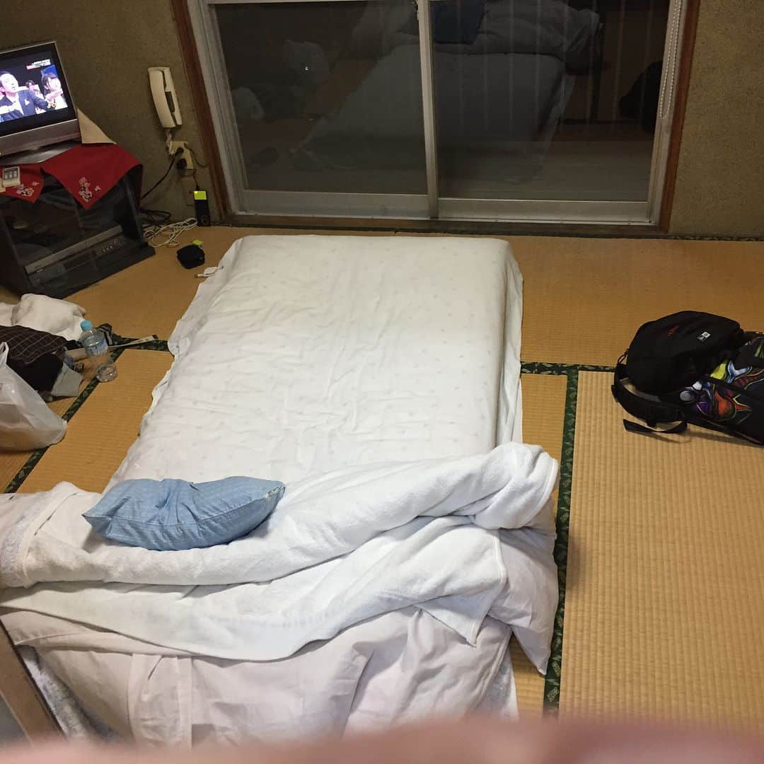 てっぺいさんのインスタグラム写真 - (てっぺいInstagram)「田舎の夜の山道を原付で3時間爆走。寂しすぎる！ 宿の熱い風呂が骨身に染みました！ 窓から見える綺麗な海の夜景。 明日は4時起き！ 何をするんでしょうか！？ 結果は11/23のてっぺーライブで！」11月6日 0時28分 - nice_teppee