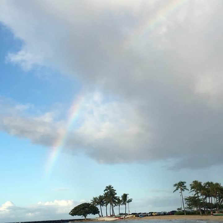 ふしみ彩香のインスタグラム：「🌈💕 #hawaii #hilton #sky #oahu #kahanamokubeach」