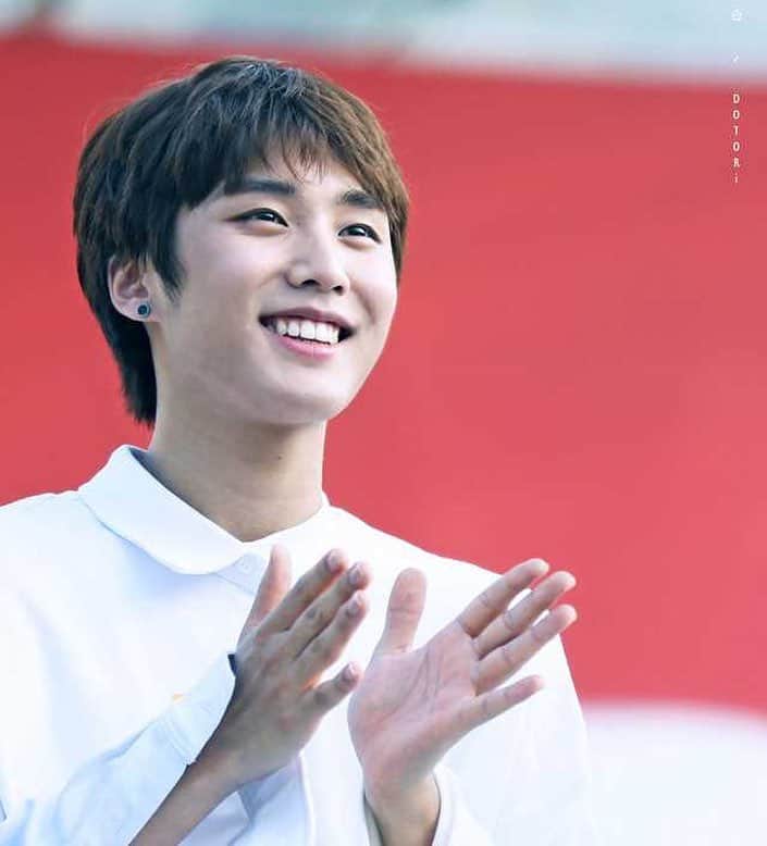 ジェイコブのインスタグラム：「I’m so happy to see the increase in followers on this account!! 😭 Please support Jacob & The Boyz’ debut on December, 6th!! 🙏🏻🙏🏻 ☆ 170909 Flower Snack Event © 도토리」