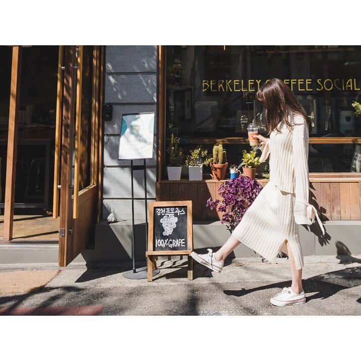 HANILOOKのインスタグラム：「- ニットトップス&スカートセットアップ・全2色 →¥7,500- 袖口のリボンが可愛いニットのセットアップ💕 ワンピース風にも着られて、別々にも着られる着回しアイテムです✨ #hanilook #ハニルック #instafashion #fashion #outfit #ootd #ファッション #コーディネート #アウトフィット #コーデ  #今日のコーデ #今日の服 #カジュアルコーデ #大人カジュアル #シンプルコーデ  #ootd_kob #セットアップ #ニット #ニットカーディガン #カーディガン #ニットスカート」