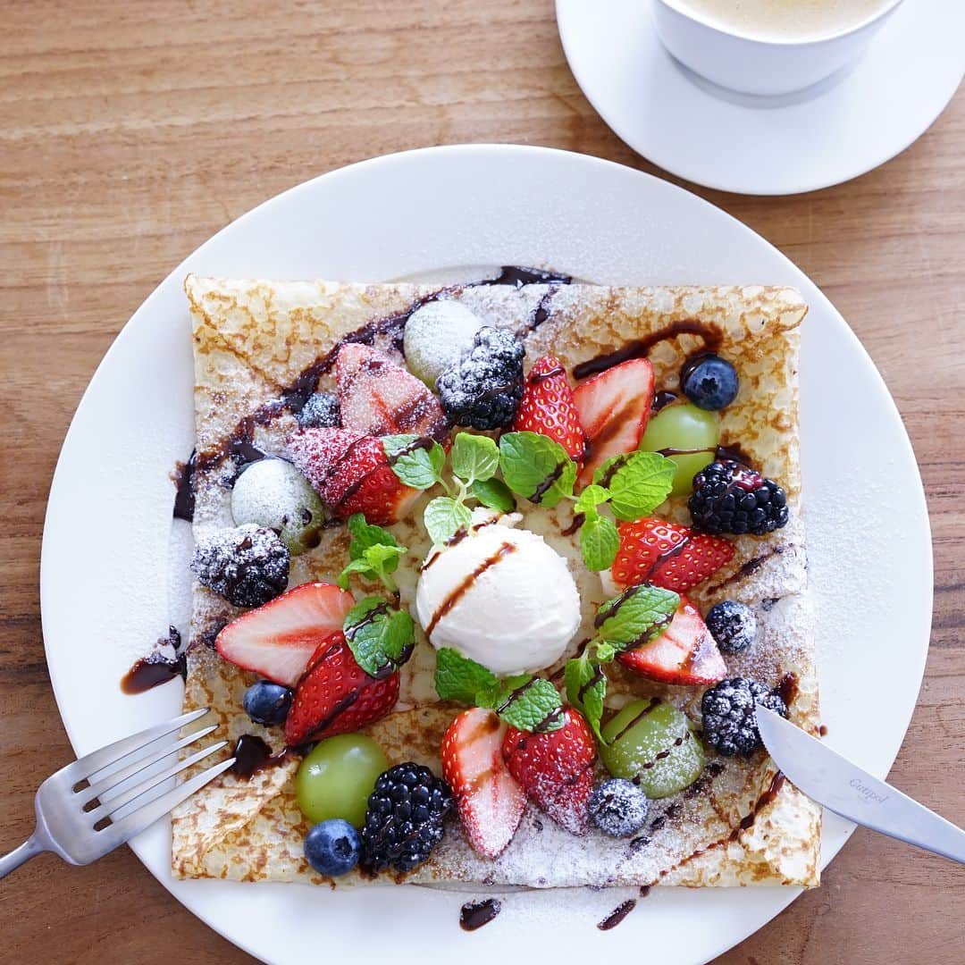 mamiのインスタグラム：「* ． Crepe ． 『 フルーツクレープ 』． ． ． おはようございます☀． 🍓いちご( とちおとめ )が売ってたので 思わず買ってしまった 甘みもあって美味しかったです😋 ． ． やっぱりは苺は可愛い 。 ． ． ．」