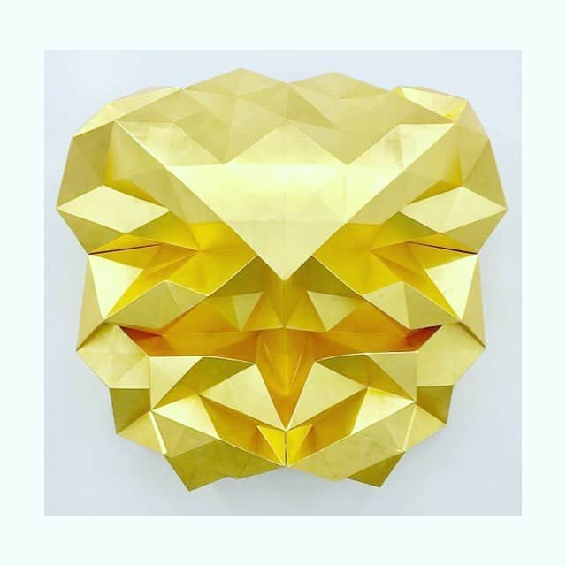 マリジョリのインスタグラム：「So inspire by the powerful work of @matthewmmonahan "Solaris", folded aluminium Gold leaf 2017 #thepitla #matthewmonahan #marijoli #gold #automne🍂 #marijolipurple」