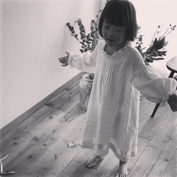 のインスタグラム：「. . 動きます そして足を打ちます。 . ドレープの落ち加減が アンティークリネンならではの質感。 ぜひ手にとってご覧頂きたい一点です☺︎ .」