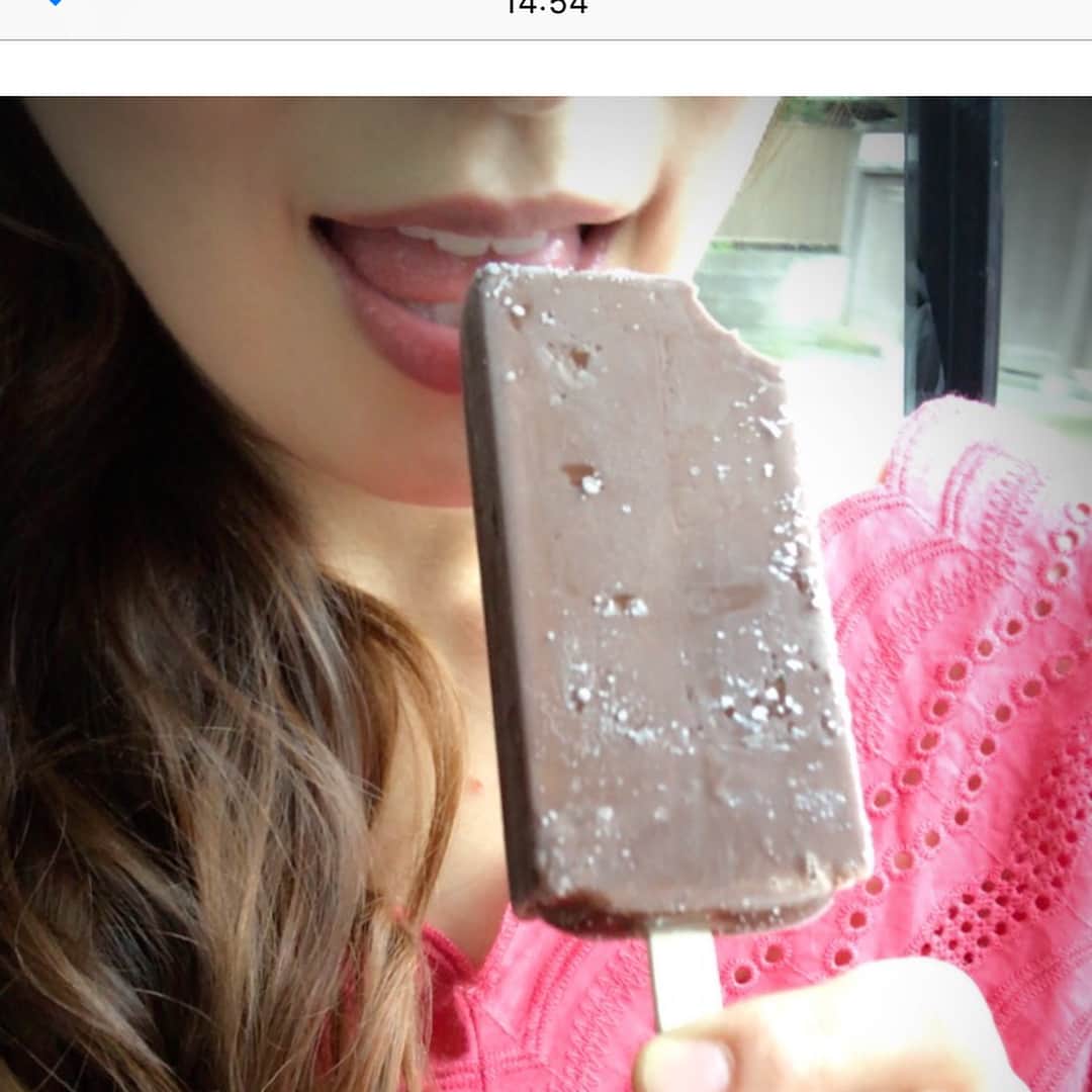 熊田曜子さんのインスタグラム写真 - (熊田曜子Instagram)「アカギ乳業さんの「BLACK」ってアイスクリームが 1番好きなんだけど いつも売ってるスーパーからなくなっちゃったの😭 悲しすぎる(´༎ຶོρ༎ຶོ`) #BLACK #70円 #アカギ乳業 #アイスクリーム #大好物」11月6日 10時52分 - kumadayoko