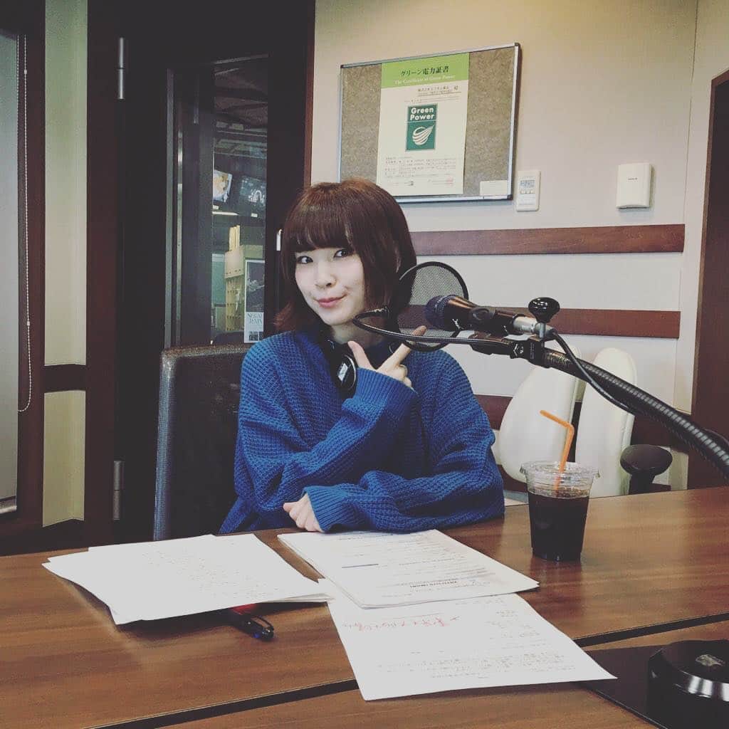 のインスタグラム：「LOVECONNECTION 今日は同世代の音楽を 紹介したり わたしなりの SOAKなプレイリスト お届けさせていただきました！ VOCE編集部の方とも お話できて リップの方向性は 間違いないとわかって よかったです。🦐 あっという間の 一時間半でラジオ やっぱり好きだなあ と思ったよ。 サタデーナイトも流せました。 代打を任せてくれた ラブさん ありがとうございました。😌🌿 タイムフリーもあるので よければきいてねん！ #tokyofm #fmoh  #loveconnection」