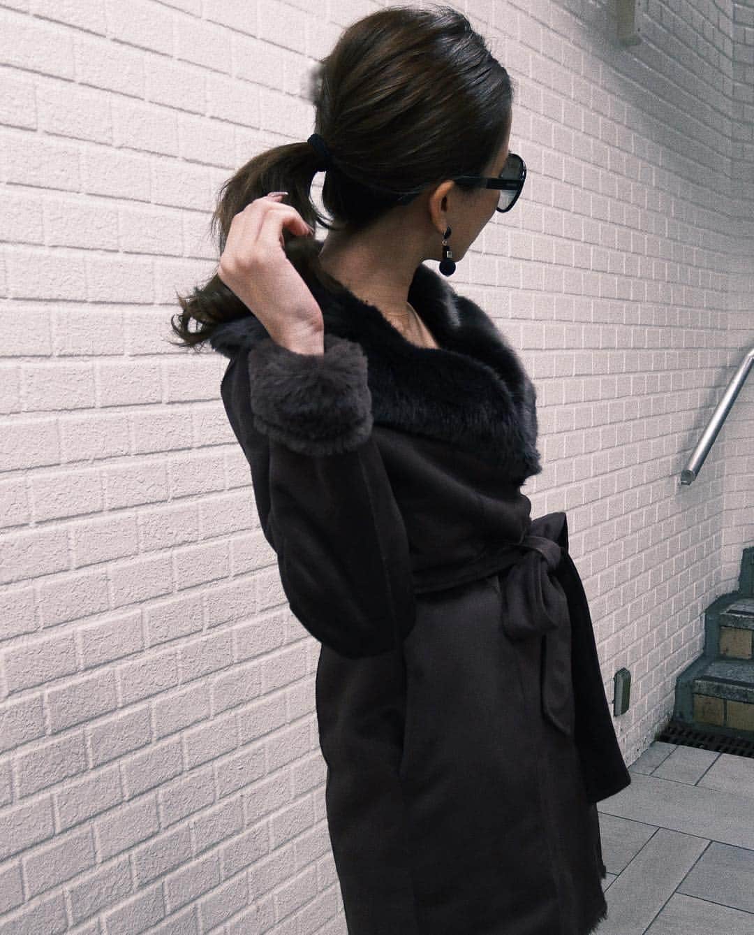 小嶋梨奈さんのインスタグラム写真 - (小嶋梨奈Instagram)「伸縮性のある柔らかくて 着心地の良いOUTER❤︎ Iラインシルエットで女性らしい😍 発売中 FムートンミディCT ¥14.500+tax BLK .BRN.L/PNK #outer #fashion #aw #mouton」11月6日 14時06分 - corina_718