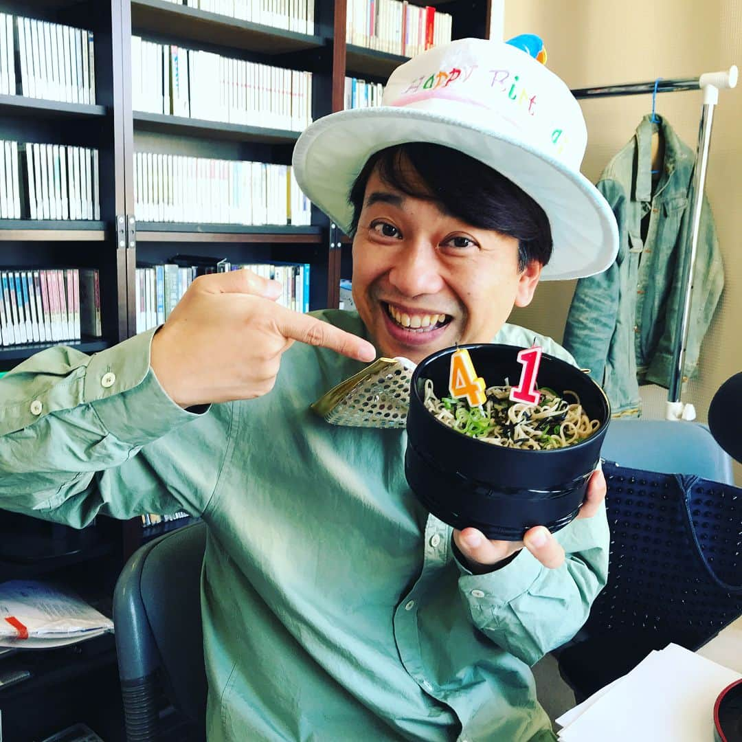 原田良也さんのインスタグラム写真 - (原田良也Instagram)「ラジオのスタッフさんに誕生日プレゼントいただきました！ #KBS京都 #ファミリーレストランのめちゃうま  #11月8日で41歳 #ギャー #引っ越し蕎麦とクリスマスプレゼント」11月6日 14時21分 - irasshassee