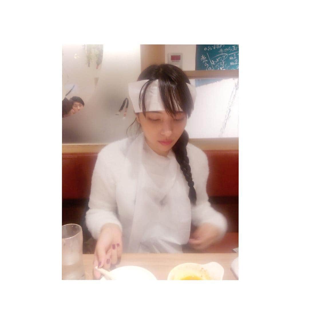 水崎綾女さんのインスタグラム写真 - (水崎綾女Instagram)「黒いのに白い人。 辛いの食べる時モードのわたし🔥 #お鍋 #🍴」11月6日 15時18分 - misakiayame